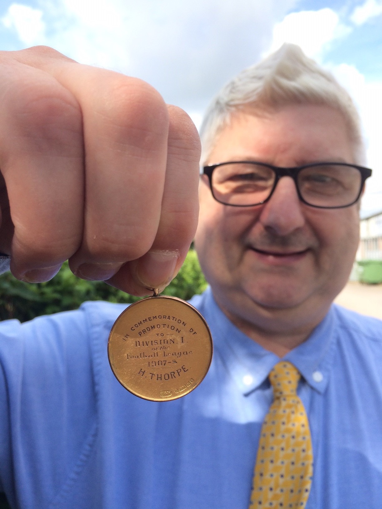 Alistair Lofley holds the Harry Thorpe medal