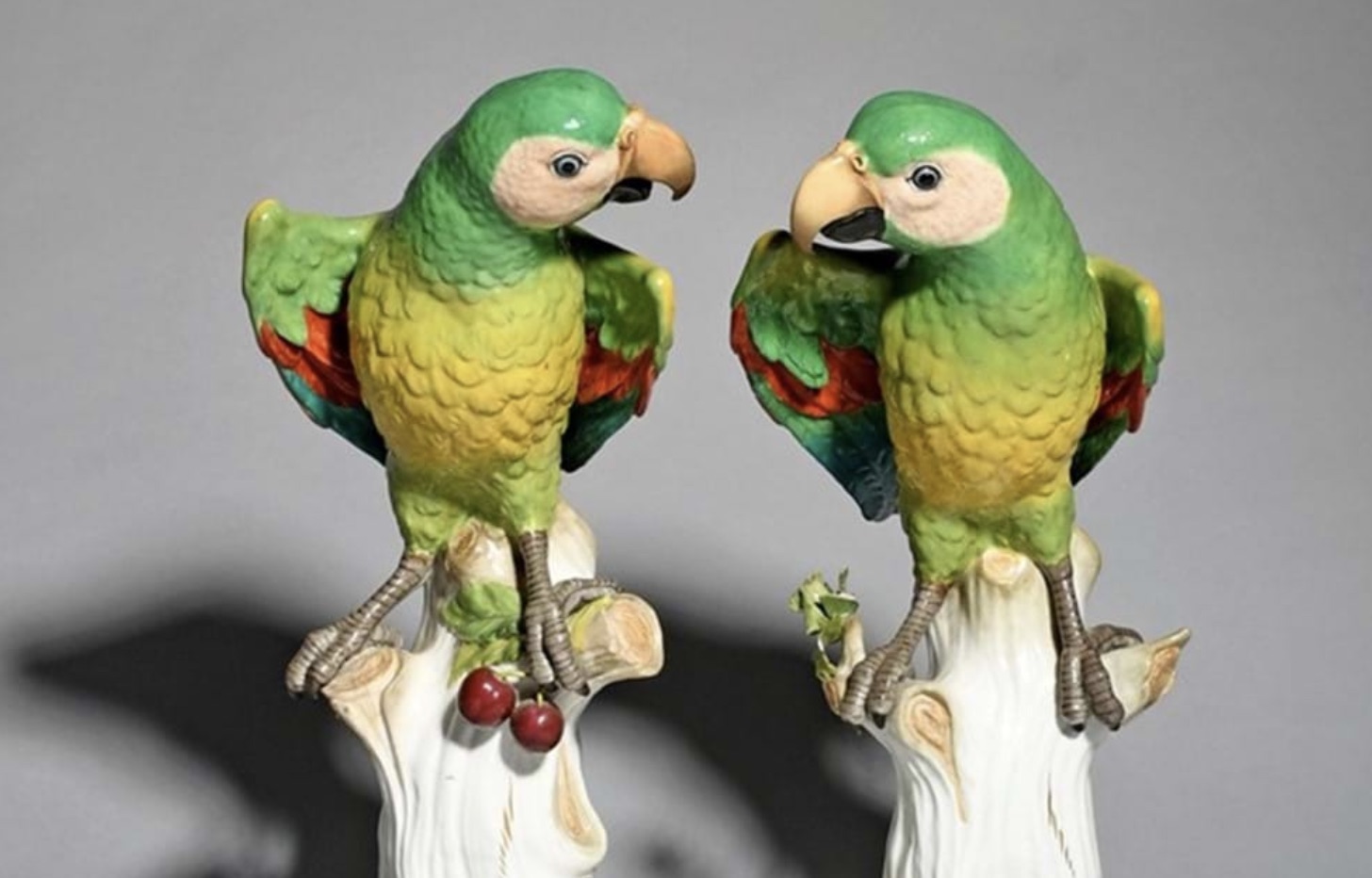 A pair of Meissen parrots