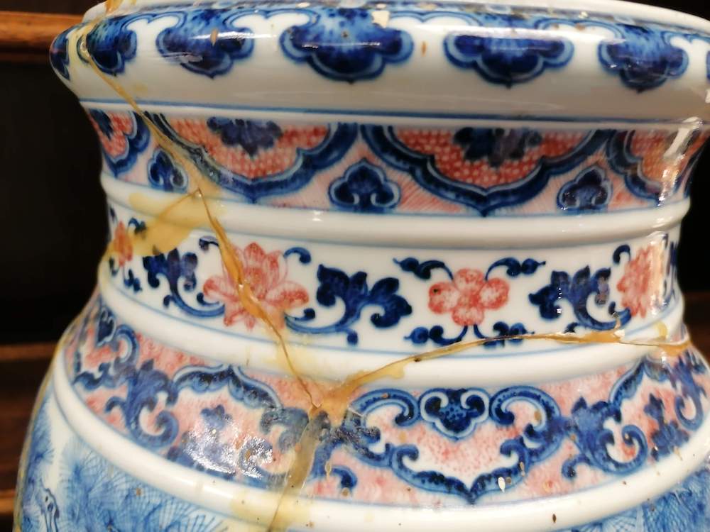 Cracked Chinese vase in Hansons sale