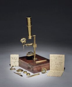 All eyes on Darwin microscope - Antique Collecting