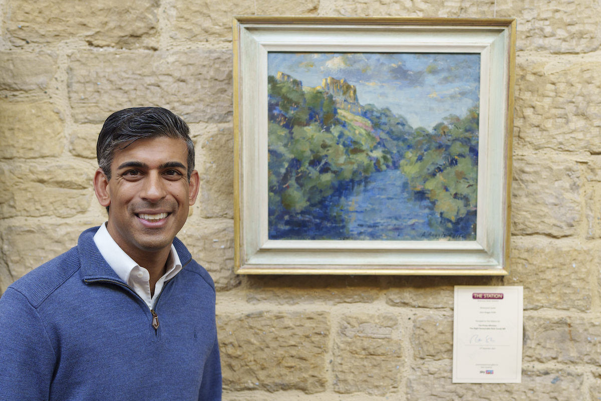 Prime Minister Rishi Sunak with the painting ‘Richmond Castle’ by artist Alice Boggs-Rolfe