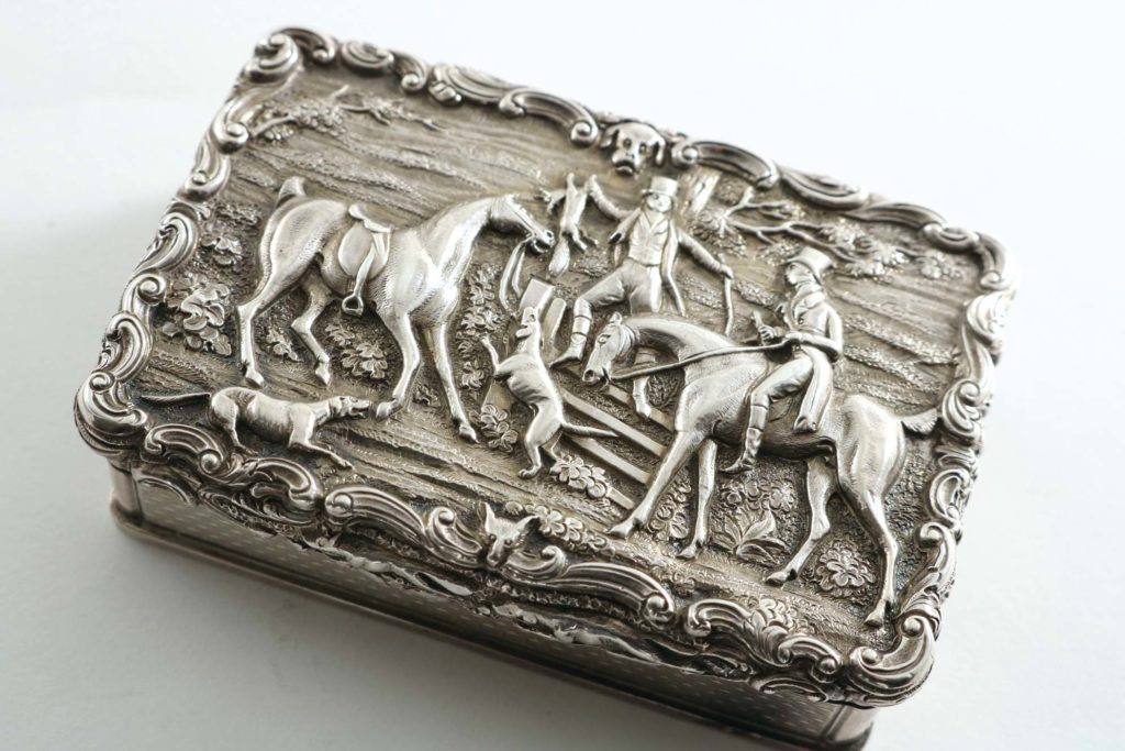 A snuff box featuring a hunting scene